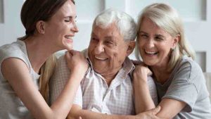 familia-en-el-cuidado-de-adultos-mayores-min
