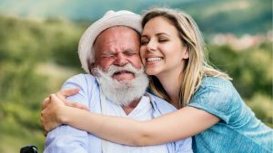 mujer-abrazando-abuelito-gettyimages-min